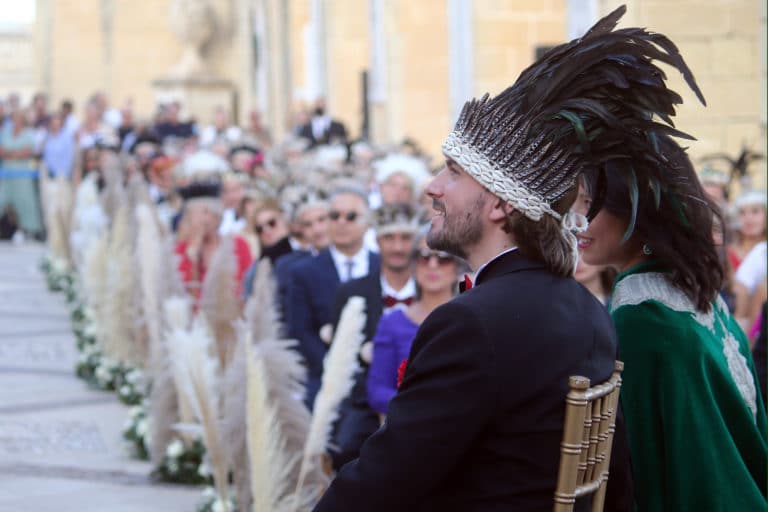 cérémonie hors du commun mariés décor luxe malte