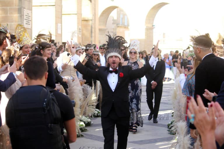 cérémonie hors du commun mariés décor majestueux luxe malte entrée