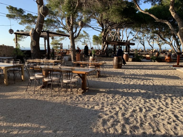 fort George vis island bar restaurant plage sable arbre vue mer voyage croatie évènementiel international agence WATO