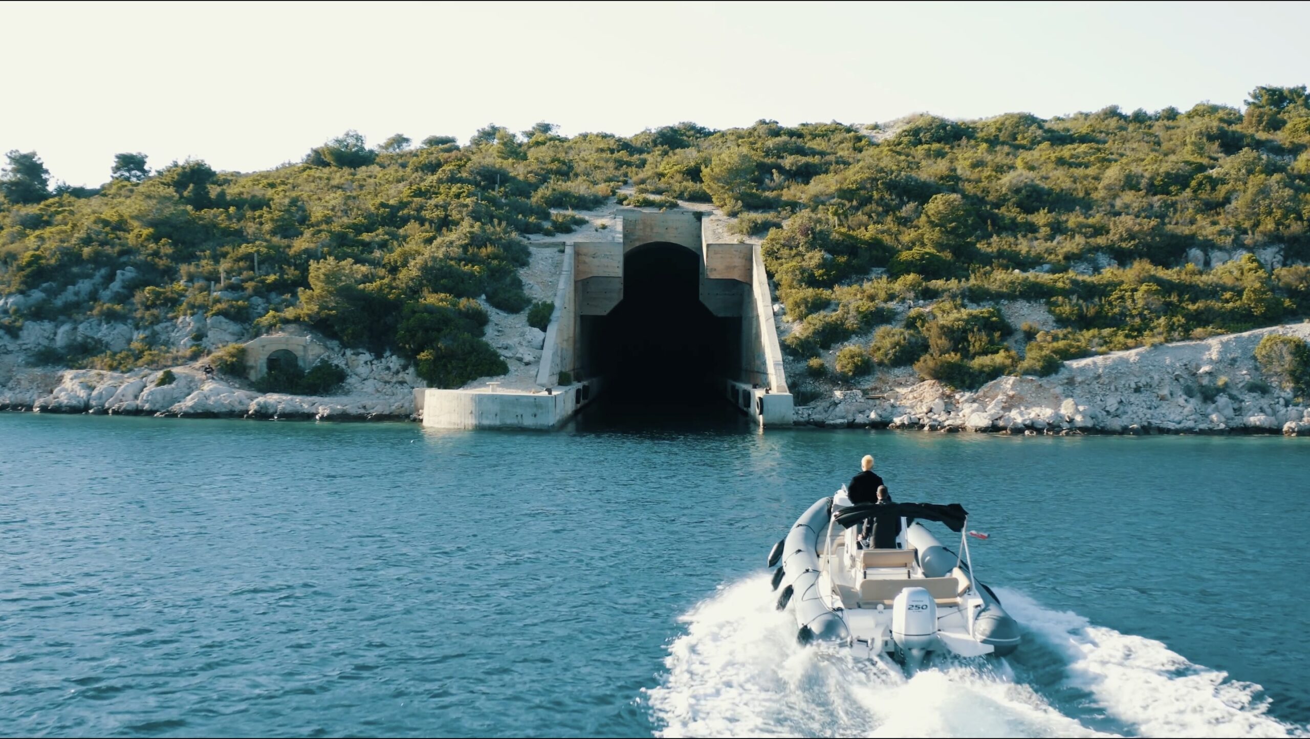 Teaser dans un bunker à sous-marin en Croatie thème James Bond