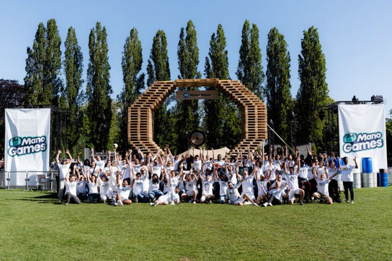 ManoGames-ManoMano-olympiade-employees-costumes-blanc-photo-groupe-scene-palettes-triple-D-offsite-agence-Wato.jpg