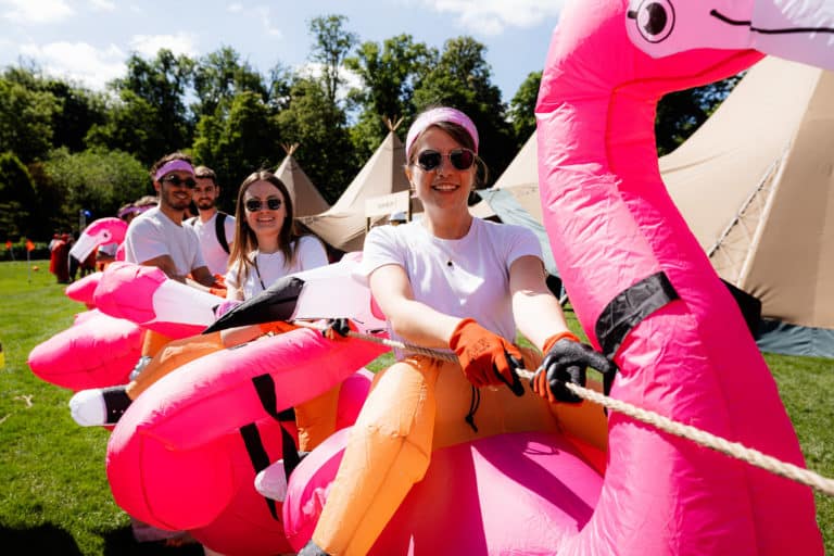 ManoGames-ManoMano-olympiade-employees-costumes-couleurs-flammand-rose-offsite-agence-Wato
