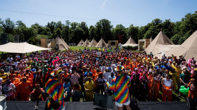 ManoGames-ManoMano-olympiade-employees-costumes-foule-couleurs-tipis-geants-offsite-agence-Wato.jpg