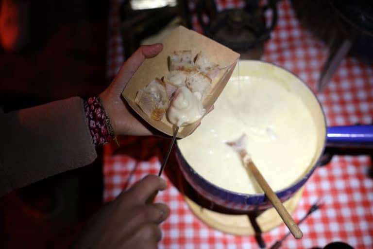 animation-fondue-soiree-theme-oktoberfest-paris-barquette-fromage-pain-agence-evenementiel-wato