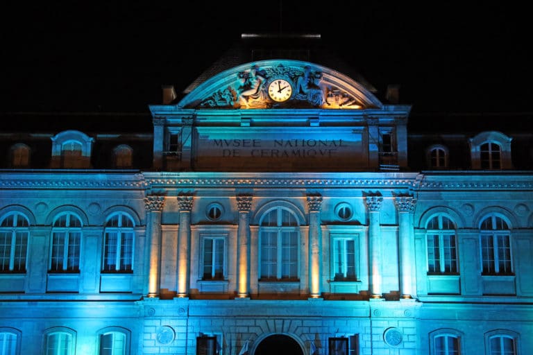 facade-bleu-de-sevres-musee-national-de-ceramique-sevres-soiree-theme-oktoberfest-paris-manomano-horloge-eclairage-bleu-agence-evenementiel-wato-