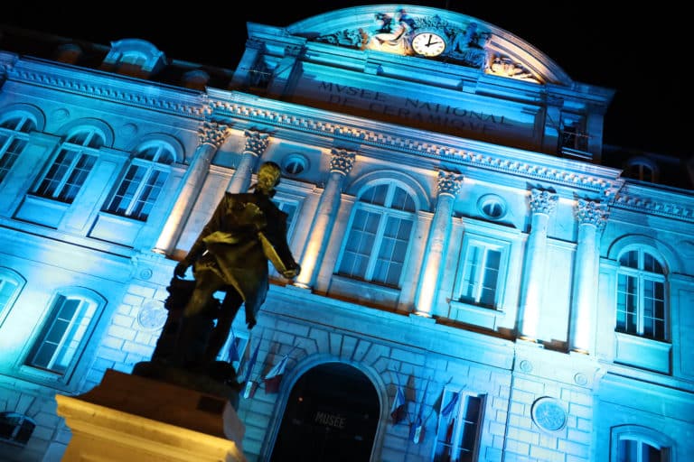 facade-bleu-de-sevres-musee-national-de-ceramiquesoiree-theme-oktoberfest-paris-manomano-statut-horloge-eclairage-bleu-agence-evenementiel-wato