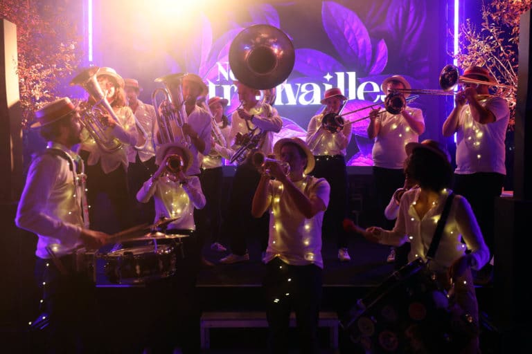 fanfare-the-godfingers-voyage-prive-nos-retrouvailles-serre-andre-citroen-tuba-clarinette-trompette-tambour-perles-de-fees-saxophone-trombone-blanc-agence-evenementiel-wato