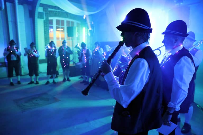 groupe-pils-schnaps-soiree-theme-oktoberfest-paris-manomano-musique-bavaroise-flute-clarinette-paillette-neon-perles-de-fees-trompette-tenue-traditionnelle-agence-evenementiel-wato