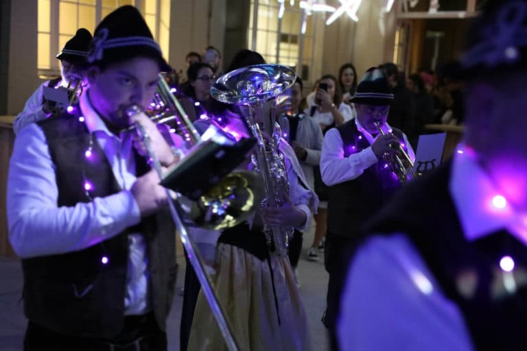 groupe-pils-schnaps-soiree-theme-oktoberfest-paris-manomano-tuba-musique-bavaroise-perles-de-fees-trompette-tenue-traditionnelle-trombone-agence-evenementiel-wato