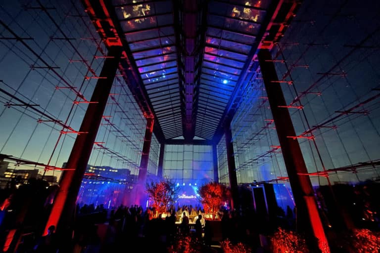 serre-andre-citroen-monumentale-verriere-voyage-prive-IFTM-2022-nos-retrouvailles-fete-eclairage-neon-rouge-arbuste-agence-evenementiel-paris-contemporain-luxe-wato