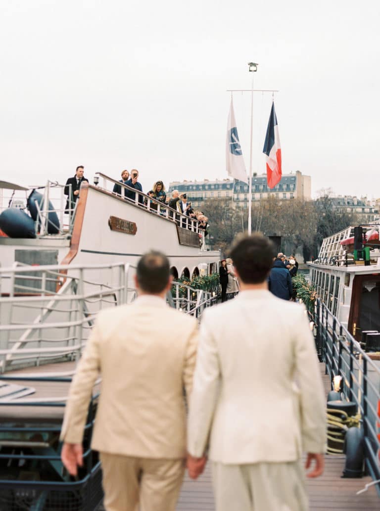 Arrivee maries sur la peniche Louisiane Belle Mariage Princier Agence evenementiel Paris WATO