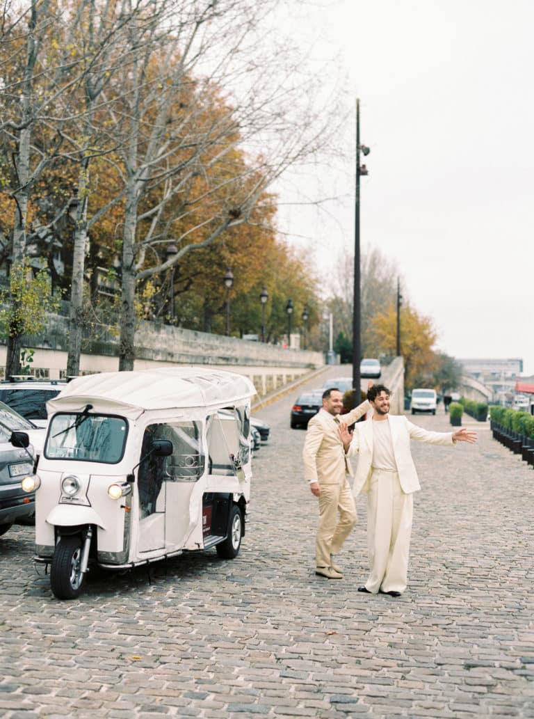 Arrivee maries sur quai de seine Mariage Princier Agence evenementiel Paris WATO