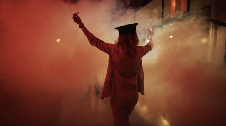 femme marche dans fumée fete madrid soiree agence WATO international
