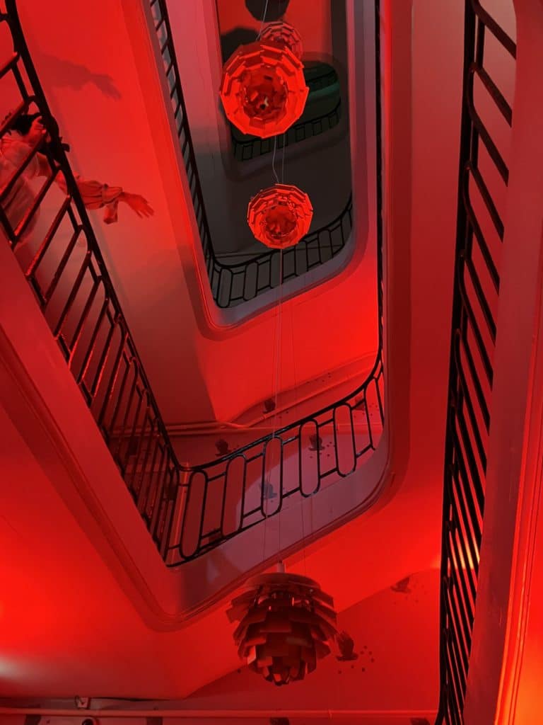 escalier-stairs-red-mood-WATO-monnaie-de-paris-exploration-aventure-doll-poupee-xmas-party-christmas-noel-evenementiel-immersif-event-paris-arbre-de-noel-soiree-des-voeux-coffre-fort