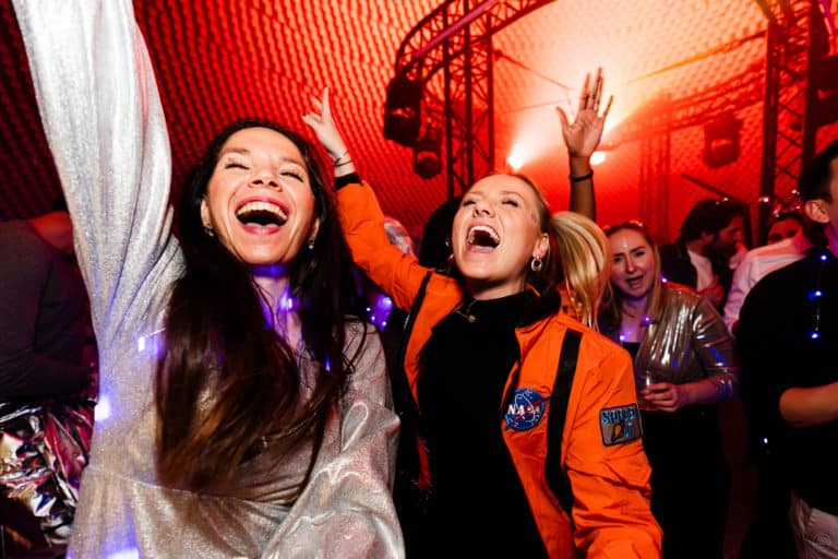 malt-costume-deguisement-ovni-martien-nasa-theme-party-WATO-astronaute-tenue-orange-argenté-happiness-soiree-party-parti-communiste-francais-evenementiel-immersif-spectaculaire-event-paris