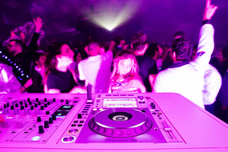 malt-soiree-dome-platine-DJ-music-musique-theme-party-WATO-lazer-blanc-happiness-soiree-party-light-rose-parti-communiste-francais-costume-deguisement-evenementiel-immersif-spectaculaire-event-paris