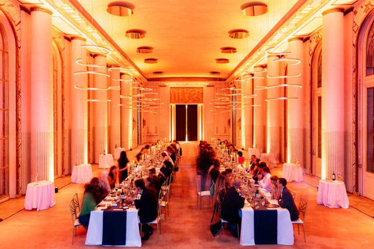 Diner assis grandiose dans la prestigieuse Salle des Lustres du Palais Potocki pour PLG Agence evenementiel Paris WATO