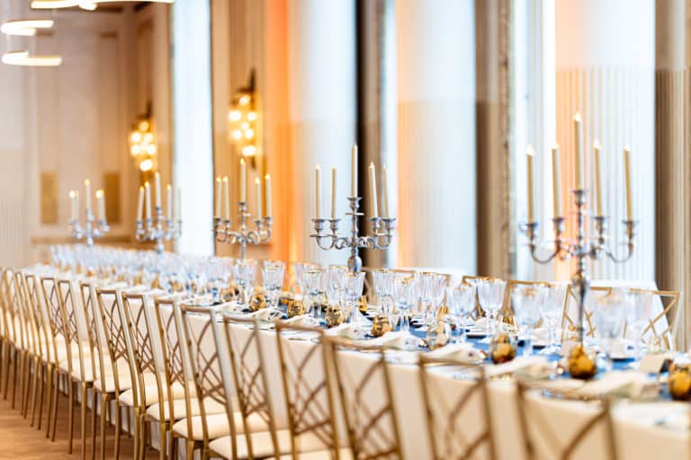 Magnifique table traiteur Diner grandiose dans la prestigieuse Salle des Lustres du Palais Potocki pour PLG Agence evenementiel Paris WATO