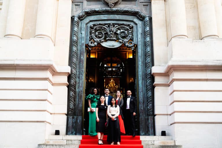 Photo de groupe PLG entree du Palais Potocki pour soiree prestige Agence evenementiel Paris WATO