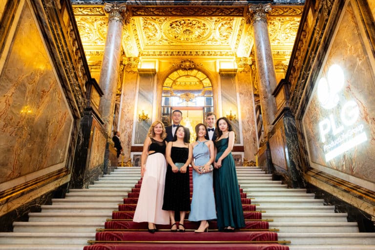 Photo de groupe dans escalier du palais potocki soiree prestige PLG Agence evenementiel Paris WATO