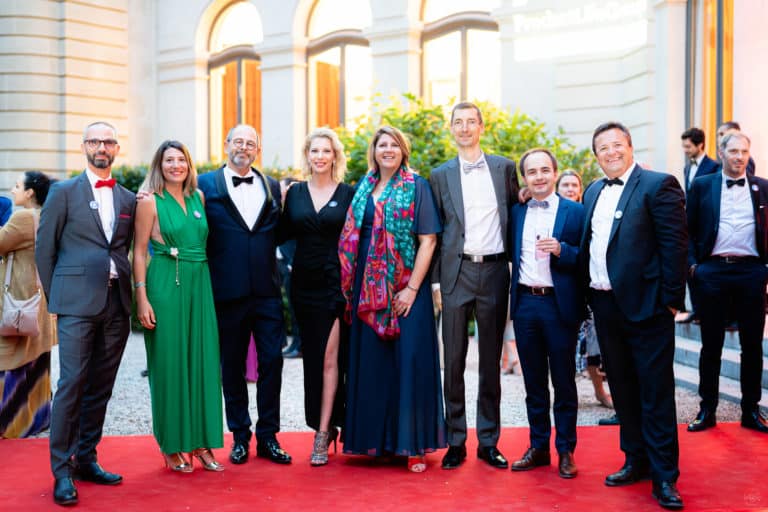 Photo de groupe soiree prestige dans les jardins du Palais Potocki pour PLG Agence evenementiel Paris WATO