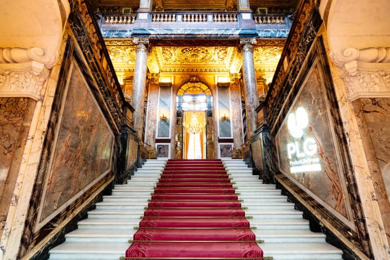 escalier prestigieux du palais Potocki pour PLG Agence evenementiel Paris WATO