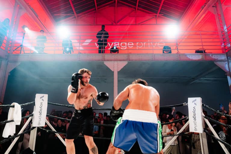 Combat de Boxe sur le ring soiree immersive Fight club dans atelier industriel pour Voyage Prive Agence Evenementiel Paris WATO