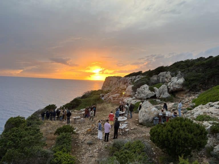 coucher de soleil falaises apero seminaire minorque voyage de luxe agence evenementiel paris WATO