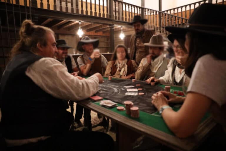Scène jeu poker acteur David Brosselin Seminaire immersif western voyage Agence evenementiel Paris WATO