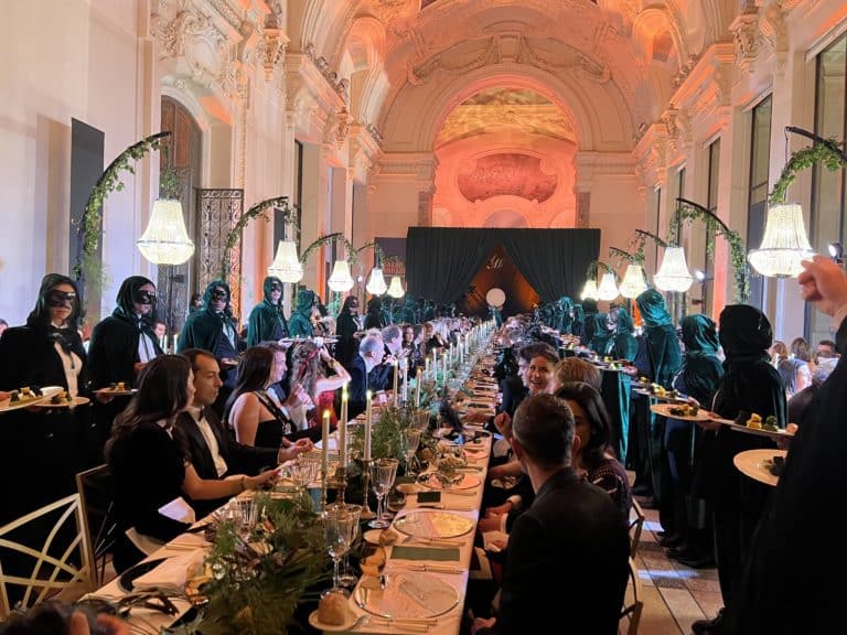 diner grandiose serveurs costumes capes masques petit palais anniversaire somptueux luxe lustres paris agence evenementiel paris agence WATO