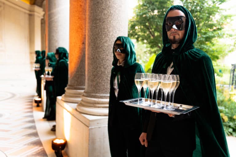 jardin du petit palais serveurs capes masques champagne anniversaire somptueux luxe paris agence evenementiel paris agence WATO