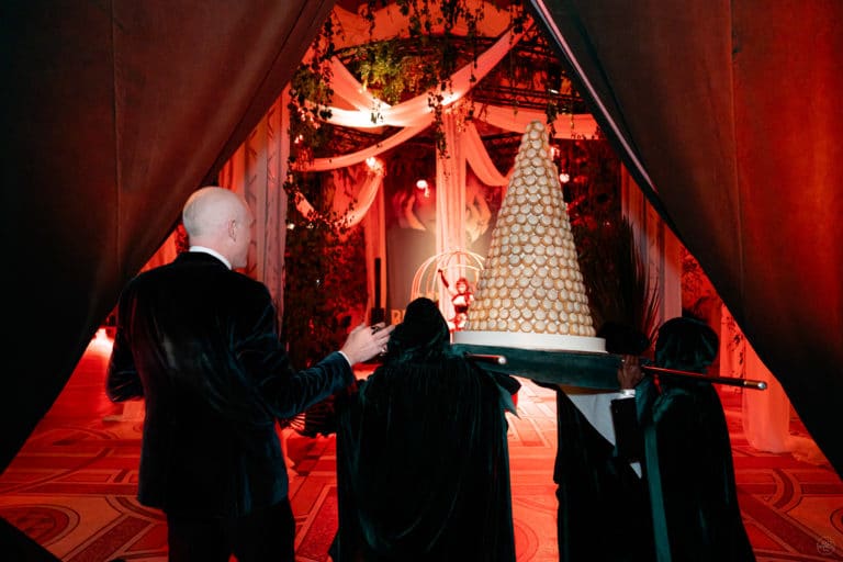 piece montee popelini serveurs costumes capes masques cage soiree de reve anniversaire somptueux luxe paris agence evenementiel paris agence WATO