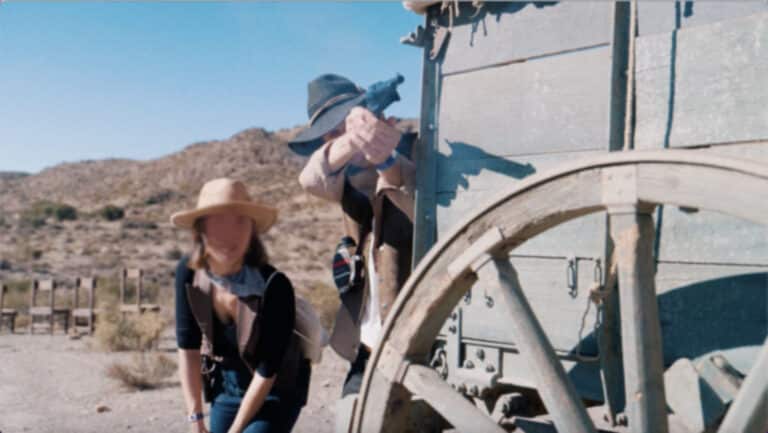 portrait acteurs cowboys derriere diligence dans camp milieu du desert jour Seminaire immersif western voyage Agence evenementiel Paris WATO copie