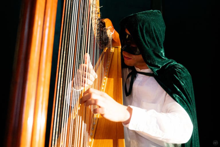 romain jurmande harpiste masque cape anniversaire somptueux luxe paris agence evenementiel paris agence WATO