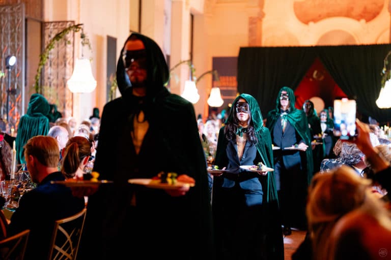serveurs capes masques costumes petit palais anniversaire somptueux luxe grandiose paris agence evenementiel paris agence WATO