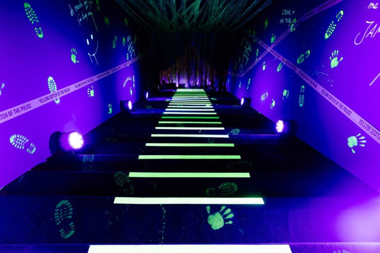 decor tunnel immersif lumiere noire empreintes de pas et de mains avant premiere canal + pamela rose immersive soiree immersive police agence evenementiel wato paris