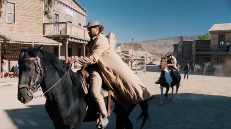 Acteur Cowboy a cheval dans la ville western de jour Seminaire voyage immersif agence evenementiel paris WATO