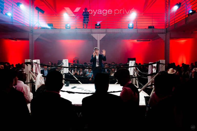 Acteur Peaky Blinders sur le ring de boxe soiree immersive Fight club dans atelier industriel pour Voyage Prive Agence Evenementiel Paris WATO