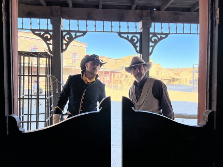 Acteurs Cowboys devant porte entree saloon immersif wertern Seminaire Voyage Agence evenementiel paris WATO