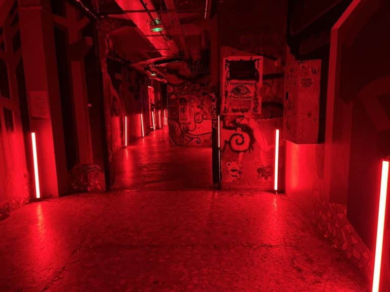 Couloirs des Frigos de Paris transformes en labyrinthe festif industriel Soiree Immersive Undergroung theme Berlin Agence evenementiel Paris WATO