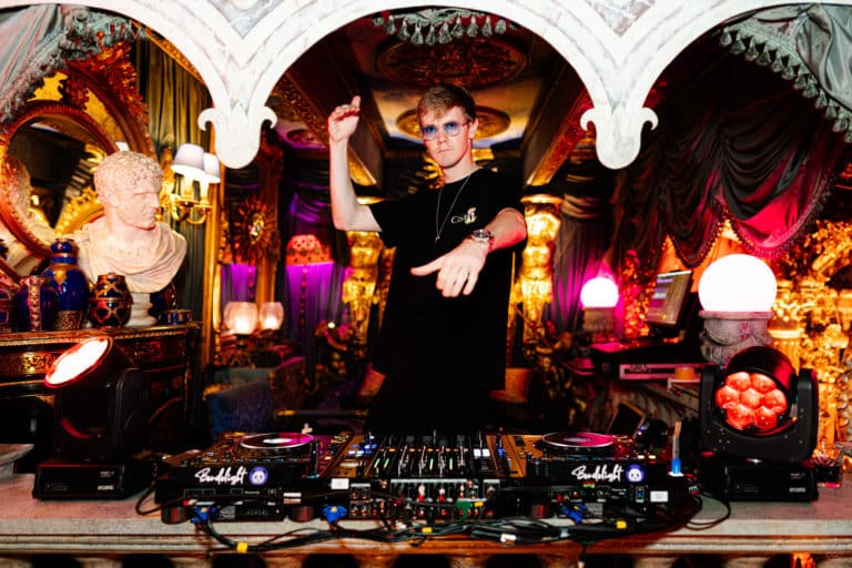 DJ Charles B et ses platines Soiree Immersive Undergroung theme Berlin aux Frigos de Paris Agence evenementiel Paris WATO