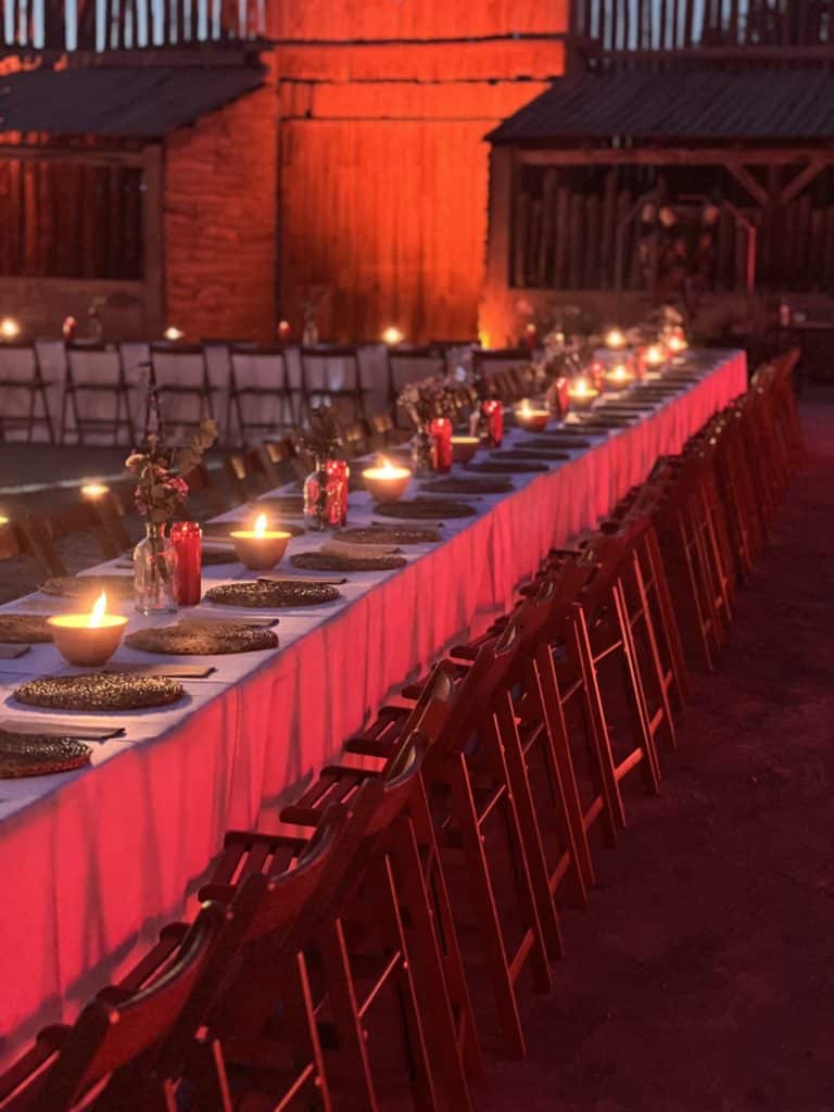 Diner immersif western table vue de pres dans Fort de cavalerie soir Seminaire immersif voyage Agence evenementiel Paris WATO