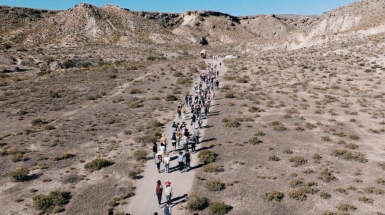 Marche de groupe vers camp cowboy vue du ciel milieu du desert Seminaire immersif western voyage Agence evenementiel Paris WATO