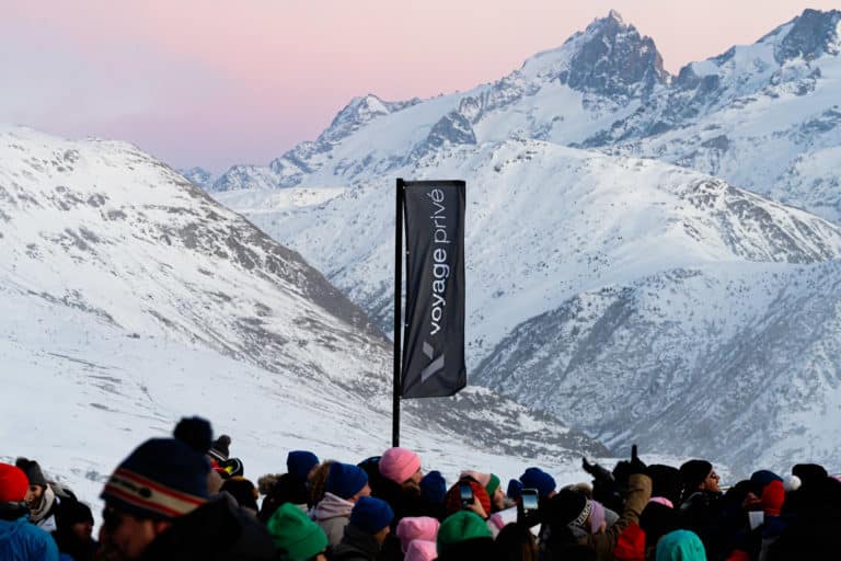 Paysage Montagne avec groupe couche de soleil Seminaire immersif montagne voyage prive Alpe Huez Agence Evenementiel Paris WATO