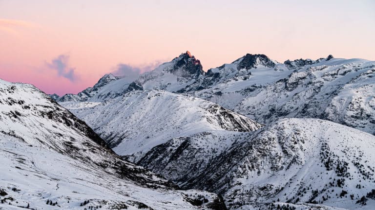Paysage Montagne couche de soleil Seminaire immersif montagne voyage prive Alpe Huez Agence Evenementiel Paris WATO