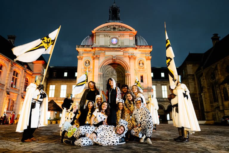 Photo de groupe Dalmatiens dans la Haie d honneur Soiree Immersive MALT theme medieval au conservatoire des Arts et Metiers de Paris Agence evenementiel Paris WATO