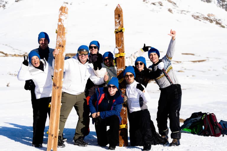 Photo equipe bleue VP GAMES Seminaire immersif montagne voyage prive Alpe Huez Agence Evenementiel Paris WATO