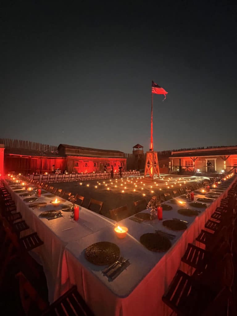 Diner immersif western tables dans Fort de la US cavalery soir Seminaire immersif voyage Agence evenementiel Paris WATO voyages