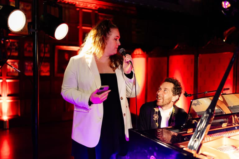 Pianiste Tony Blanquette accompagnée dune chanteuse Soiree immersive Secret Society Chateau au coeur de Londres Voyage Prive Agence evenementiel Paris WATO
