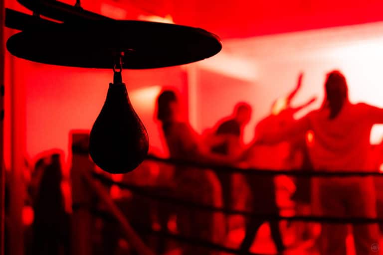 Poire de Vitesse et ring de boxe soiree immersive Fight club dans atelier industriel pour Voyage Prive Agence Evenementiel Paris WATO